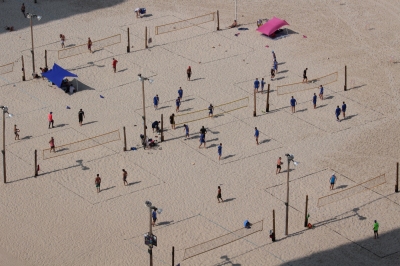 Beachvolleyballer am Strand von Tel Aviv (Alexander Mirschel)  Copyright 
Infos zur Lizenz unter 'Bildquellennachweis'